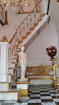 This fabulous staircase by Tina Nicholas uses BS1 splats, PE7 pedestal, BSN1 metal newel, stairbrackets SB1R and the statue Autumn on a PE10 pedestal
